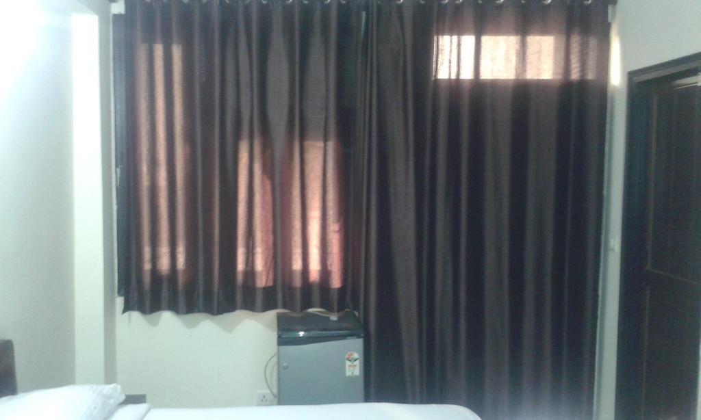 Charanpahari Hotel New Delhi Exterior photo