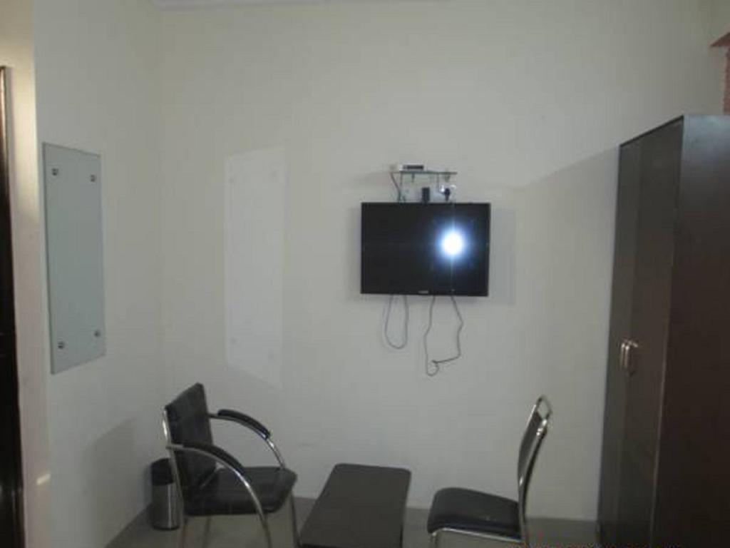 Charanpahari Hotel New Delhi Room photo