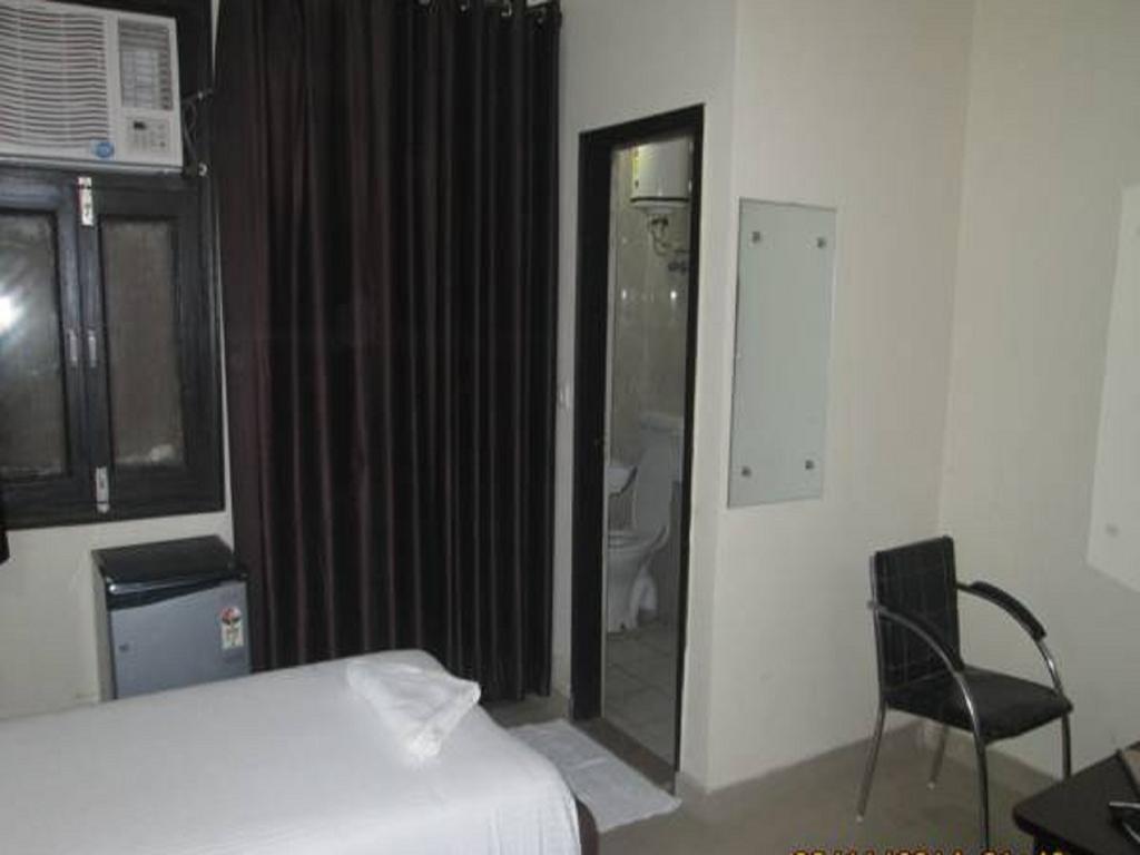 Charanpahari Hotel New Delhi Exterior photo
