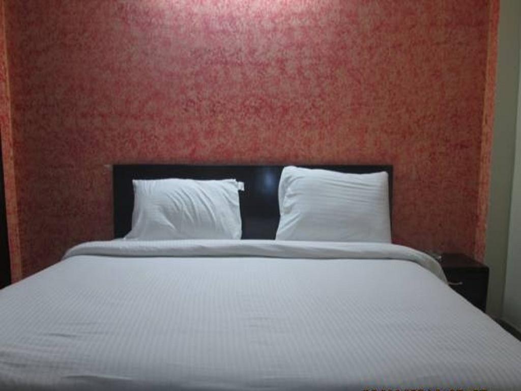 Charanpahari Hotel New Delhi Room photo