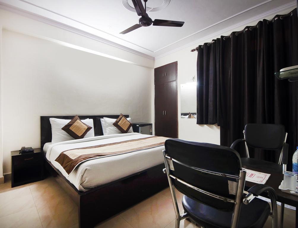 Charanpahari Hotel New Delhi Exterior photo