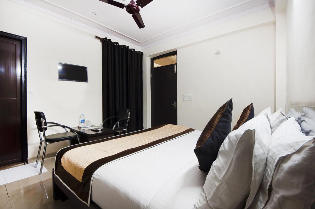 Charanpahari Hotel New Delhi Exterior photo