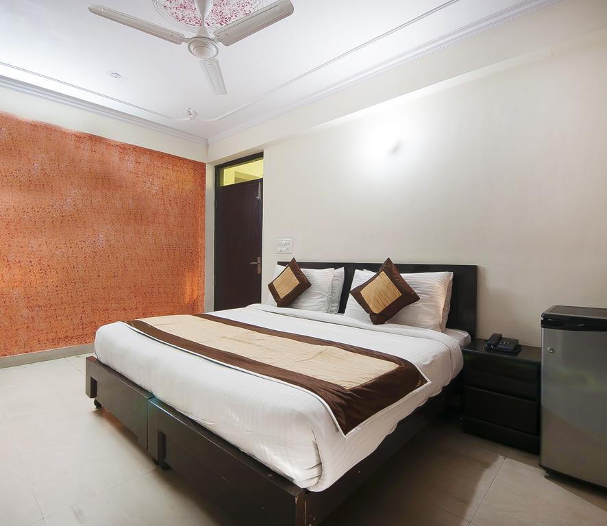 Charanpahari Hotel New Delhi Exterior photo