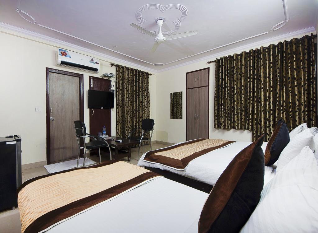 Charanpahari Hotel New Delhi Exterior photo