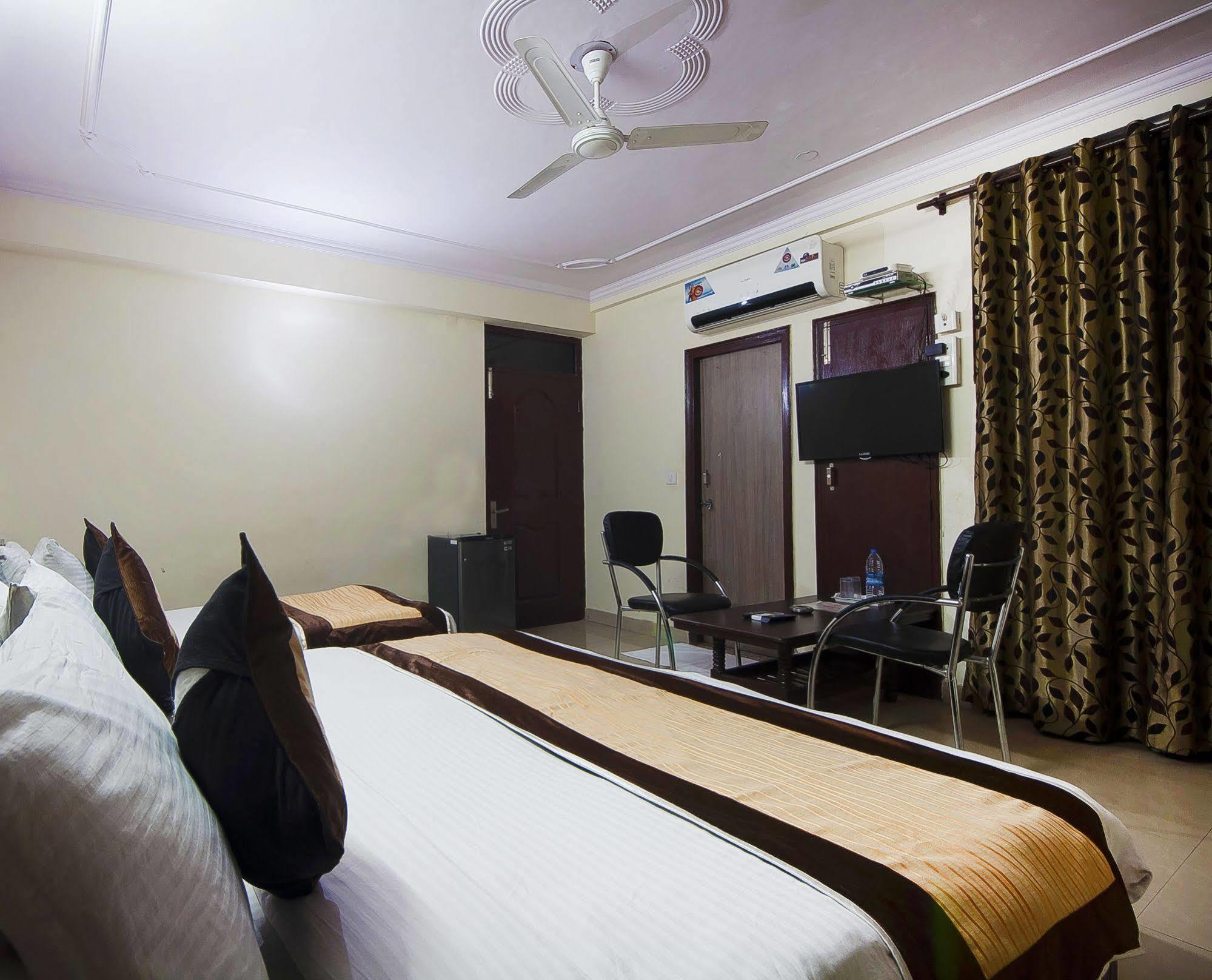 Charanpahari Hotel New Delhi Exterior photo