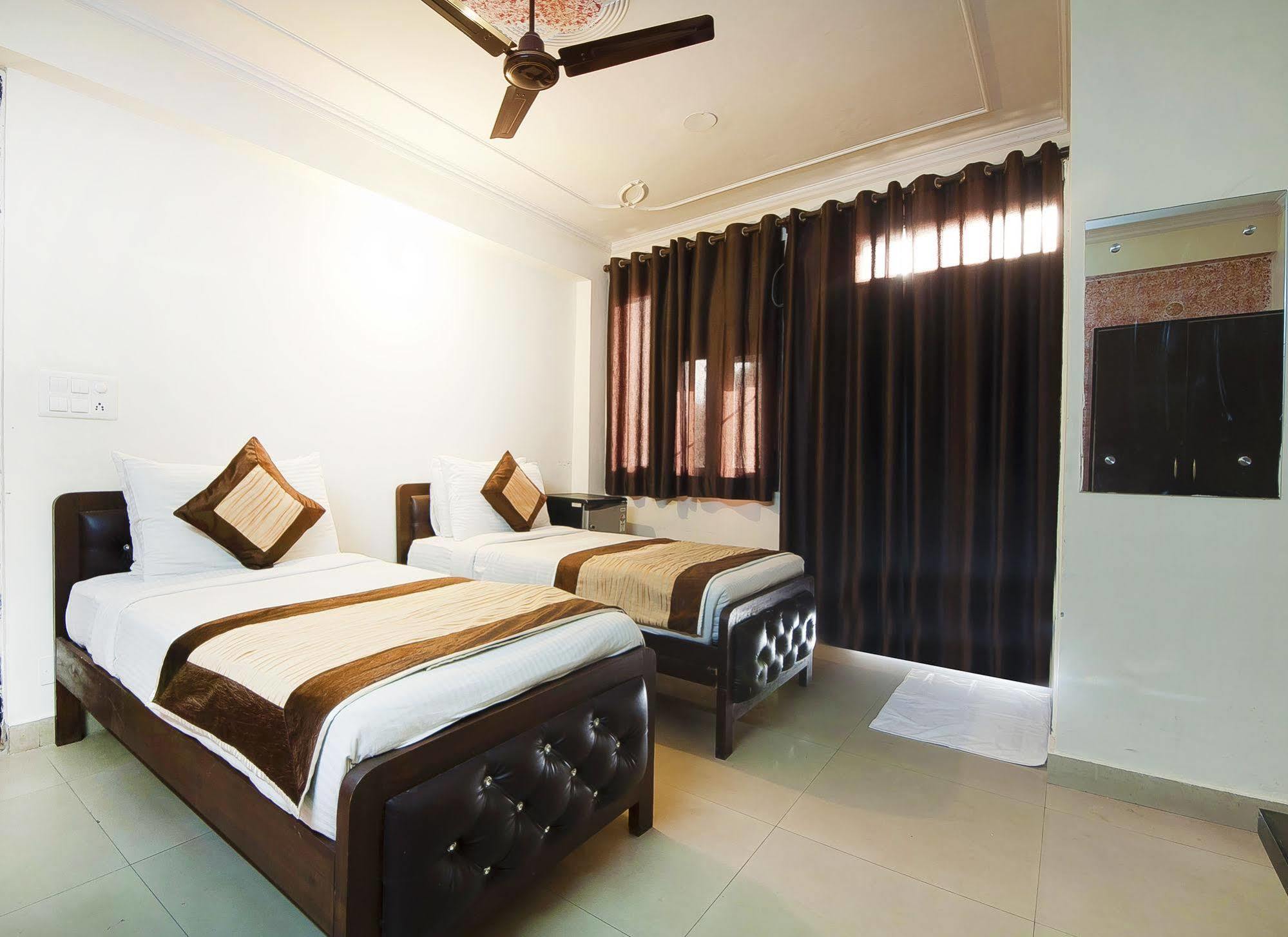 Charanpahari Hotel New Delhi Exterior photo