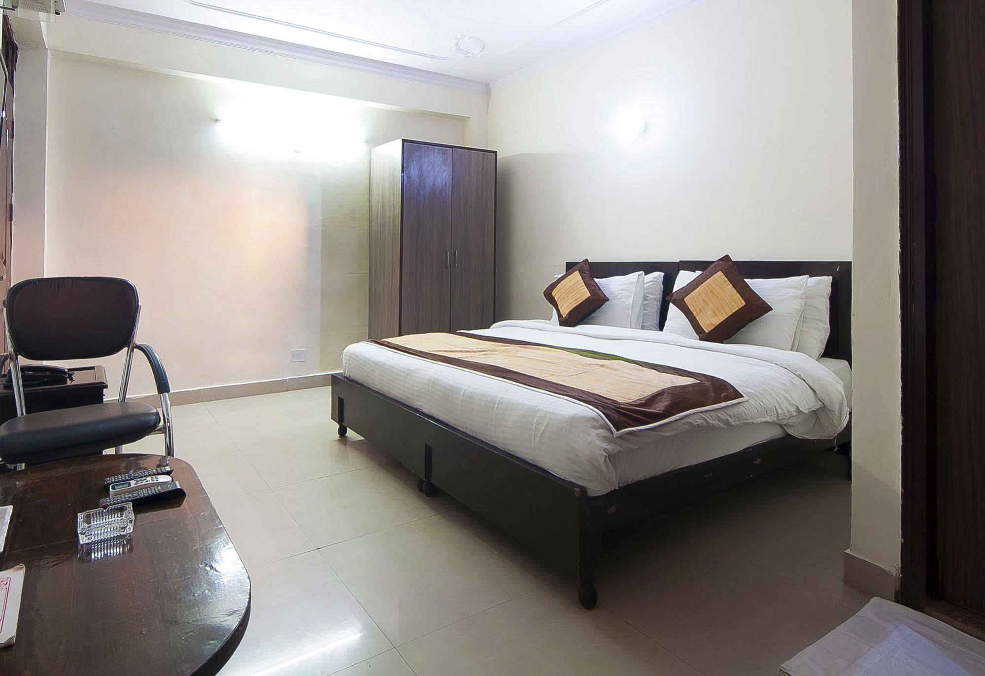 Charanpahari Hotel New Delhi Exterior photo