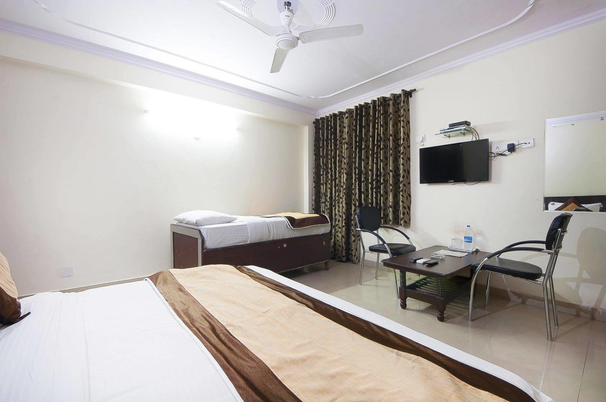 Charanpahari Hotel New Delhi Exterior photo